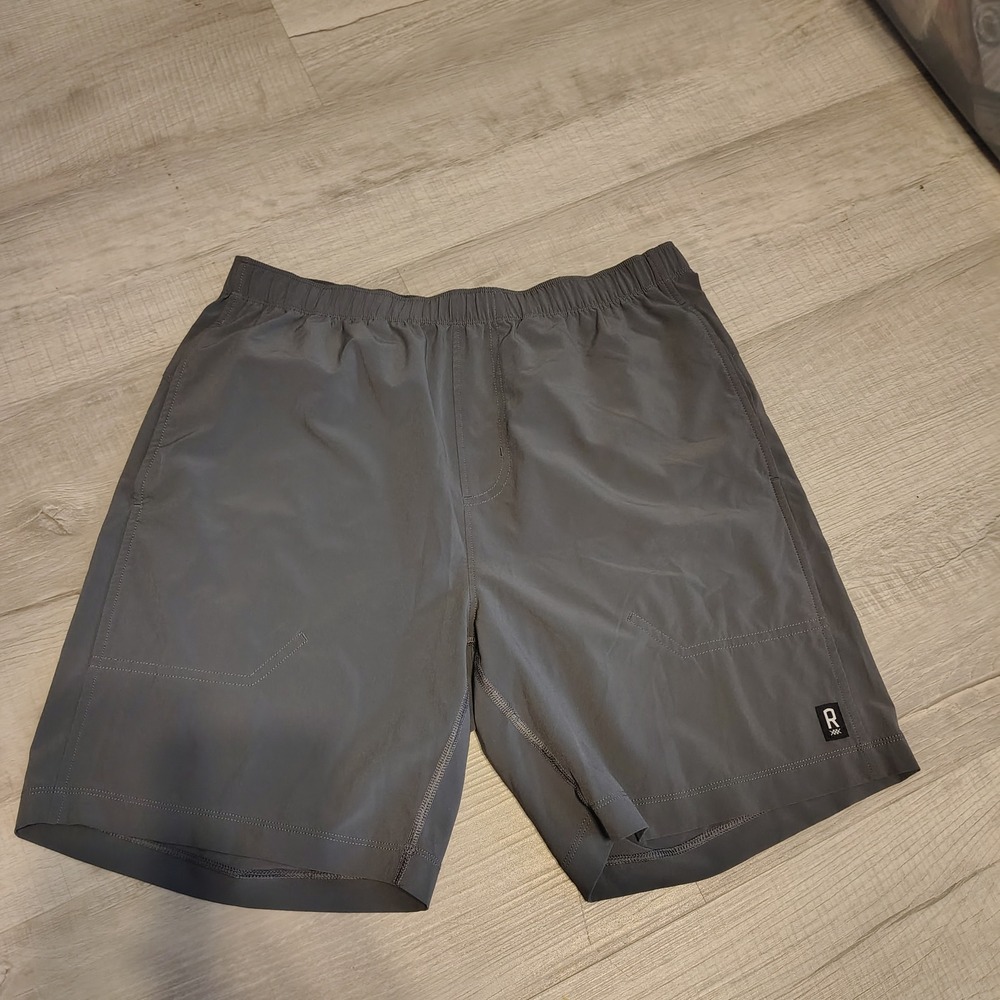Rhone Essentials Mens Active Shorts Gray Elastic Waist Size Medium RN141364